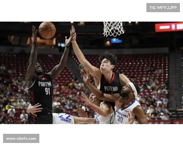 杨瀚森半场高效表现成开拓者内线焦点多次制造机会展现统治力